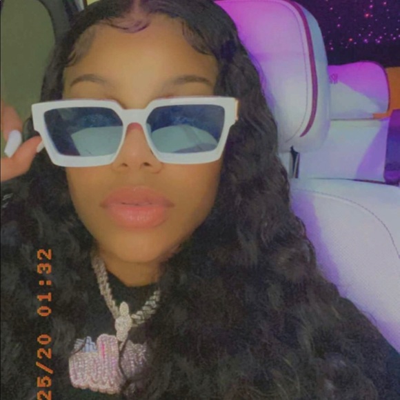 Meet your Posher, Mona - Picture 1 of 1